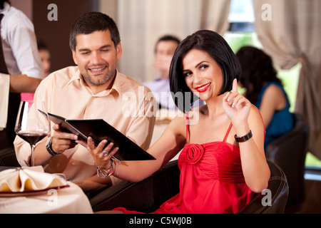 junges Paar Kellner Restaurant Tabelle aufrufen Stockfoto