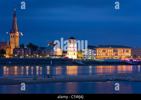 Deutschland, Nordrhein-Westfalen, Düsseldorf, Skyline bei Nacht Stockfoto