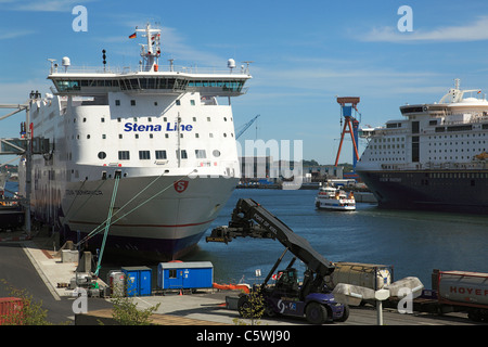 Kieler Hafen, bin Faehrschiff der ColorLine Terminal Norwegenkai ...