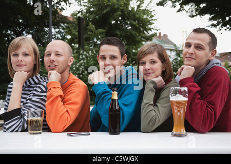 Deutschland, Berlin, Mann und Frau lächelnd mit Hand am Kinn, Porträt Stockfoto
