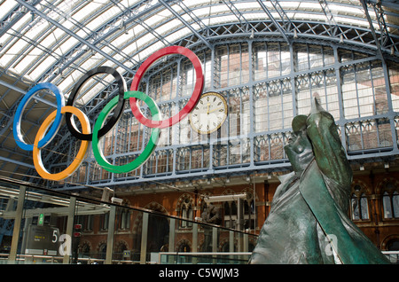 Martin Jennings sieht Bronzestatue Dichter-Laureatus Sir John Betjeman bei Olympischen Spielen ring Olympia 2012 St Pancras Station, London uk Stockfoto