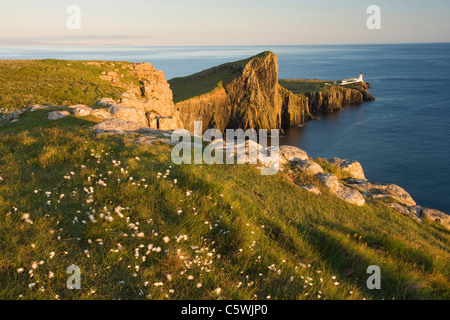 Landschaftlich Punkt und Leuchtturm am Abend Licht, Isle Of Skye, Schottland, Großbritannien. Stockfoto