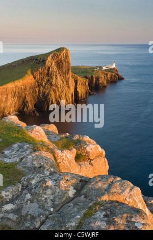 Landschaftlich Punkt und Leuchtturm am Abend Licht, Isle Of Skye, Schottland, Großbritannien. Stockfoto