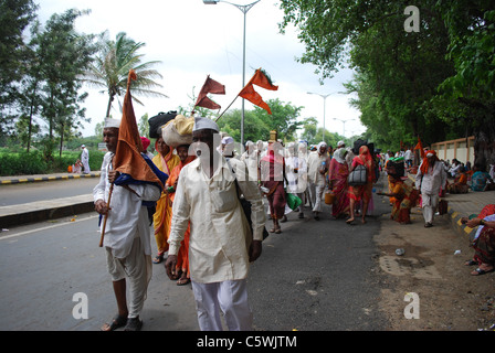 Völker [Varkari Palkhi] Stockfoto