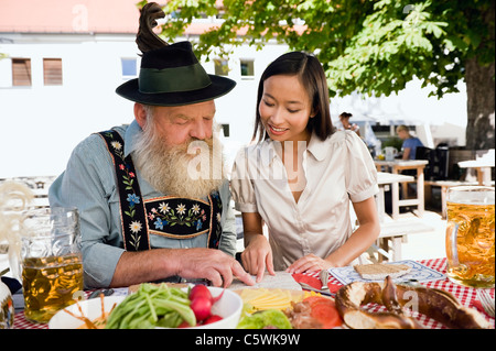 Deutschland, Bayern, Oberbayern, asiatische Frau und bayerischen Mann im Biergarten Stockfoto