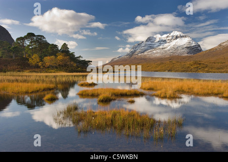 Loch Clair und Gipfelns im Herbst, Torridon, Nordwest-Schottland, Großbritannien. Stockfoto