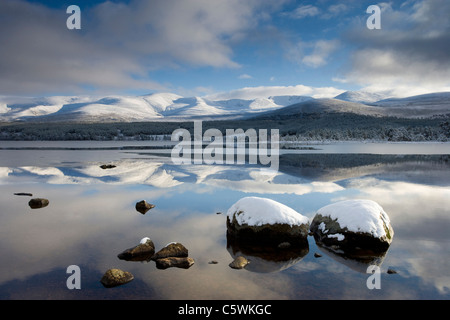 Loch Morlich und Cairngorm Berge im Winter, Cairngorms National Park, Schottland, Großbritannien. Stockfoto