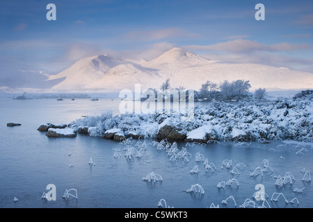 Man Na h-Achlaise und Clach Leathad (1099 m) im Winter. Rannoch Moor, Highland, Schottland, Großbritannien. Stockfoto