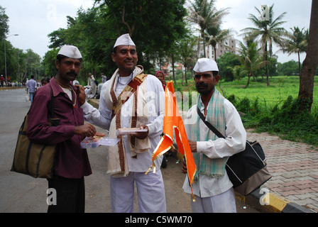 Völker [Varkari Palkhi] Stockfoto