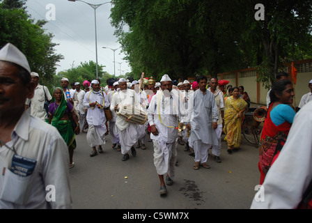 Völker [Varkari Palkhi] Stockfoto
