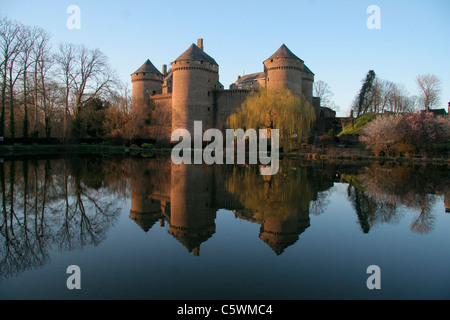 Die Burg von Lassay (15. Jahrhundert) befindet sich im Herzen der Stadt von Lassay-Les-Chateaux in Mayenne (Frankreich). Stockfoto