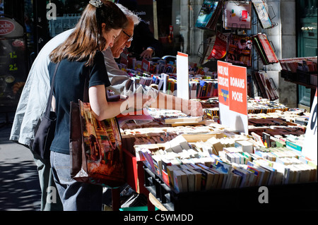 Bücher in einer Paris Straße Surfen Stockfoto