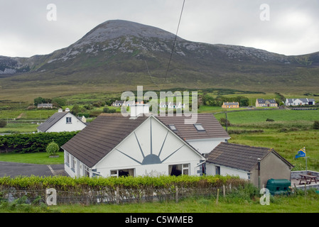 Bungalow unter Croagh Patrick, County Mayo, Irland. Stockfoto