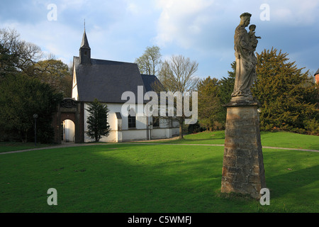 Schlosskapelle Grimberg Und Marienstatue Im Schlosspark von Wasserschloss Herten, Ruhrgebiet, Nordrhein-Westfalen Stockfoto