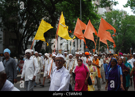 Völker [Varkari Palkhi] Stockfoto