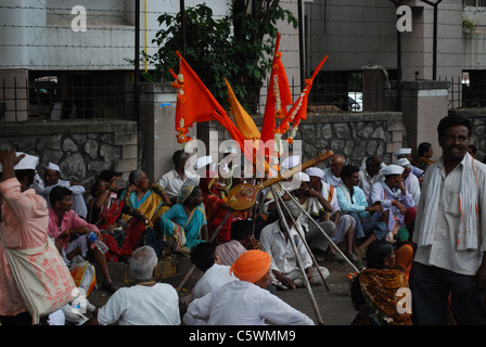 Völker [Varkari Palkhi] Stockfoto
