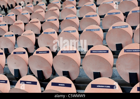 Sitze im "Parc des Princes" Stadion in Paris, Haus Paris Saint-Germain, werden mit den Namen der die Dauerkartenbesitzer gekennzeichnet; Stockfoto