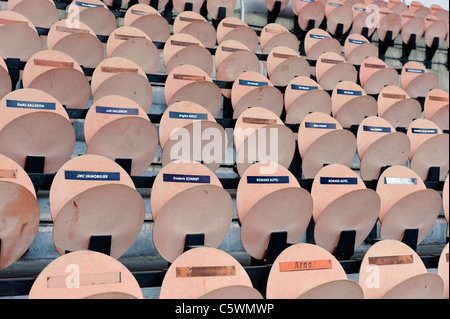 Sitze im "Parc des Princes" Stadion in Paris, Haus Paris Saint-Germain, werden mit den Namen der die Dauerkartenbesitzer gekennzeichnet; Stockfoto