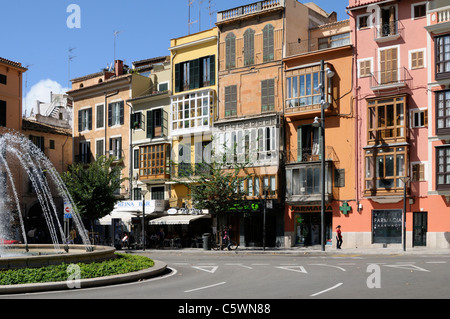 Placa De La Reina Mit Springbrunnen, Palma, Mallorca, Spanien. -Plaza De La Reina mit Brunnen, Palma, Mallorca, Spanien. Stockfoto