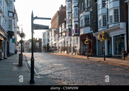 GUILDFORD, ENGLAND, 27. Juli 2011 - eine Ansicht von Guildford High Street in der Sommersonne am frühen Morgen. NUR ZUR REDAKTIONELLEN VERWENDUNG. Stockfoto