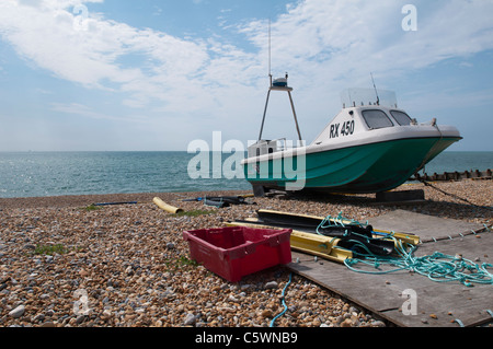 EASTBOURNE, ENGLAND, 31. Juli 2011 - ein Boot am Strand. NUR ZUR REDAKTIONELLEN VERWENDUNG. Stockfoto