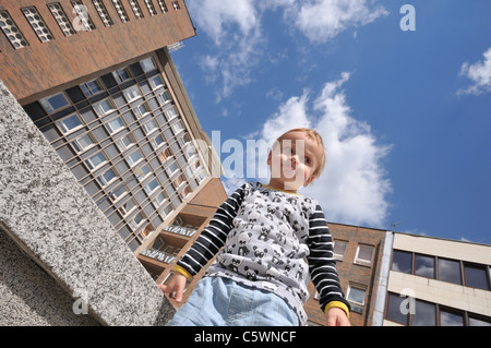 Ein Porträt eines kleinen Jungen - Gemeinde der Stadt Usti Nad Labem (komplett neu renoviert) im Hintergrund Stockfoto