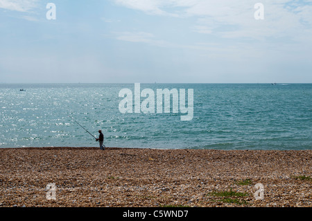 EASTBOURNE, ENGLAND 31. Juli 2011. Ein Mann Fische direkt am Meer. Stockfoto