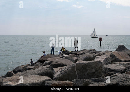 EASTBOURNE, ENGLAND, 31. Juli 2011 - Männer am Meer Angeln. NUR ZUR REDAKTIONELLEN VERWENDUNG. Stockfoto