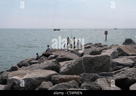 EASTBOURNE, ENGLAND, 31. Juli 2011 - Männer am Meer Angeln. NUR ZUR REDAKTIONELLEN VERWENDUNG. Stockfoto