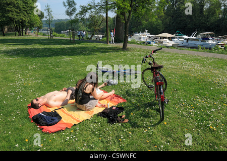 Junges Paar Beim Sonnenbaden Auf Einer Liegewiese in Den Kaiserin-Augusta-Anlagen von Koblenz, Rhein, Mosel, Rheinland-Pfalz Stockfoto