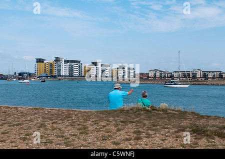 EASTBOURNE, ENGLAND, 31. Juli 2011 - ein Mann und eine Frau sitzen in der Nähe der Eingang zum Sovereign Harbour. NUR ZUR REDAKTIONELLEN VERWENDUNG. Stockfoto