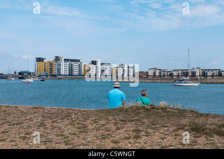 EASTBOURNE, ENGLAND, 31. Juli 2011 - ein Mann und eine Frau sitzen in der Nähe der Eingang zum Sovereign Harbour. NUR ZUR REDAKTIONELLEN VERWENDUNG. Stockfoto