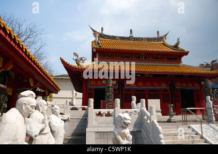 Statuen von den 72 Anhänger des Konfuzius außerhalb der konfuzianischen Schrein in Nagasaki, Japan. Stockfoto