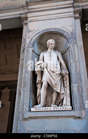 Eine Marmorstatue von Nicola Pisano erstellt von Pio Fedi, gestiftet von Großherzog Leopold II., in der Piazzale Degli Uffizi, Florenz. Stockfoto