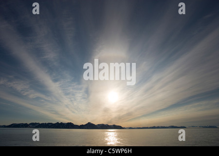 Sonnenuntergang über der Küste von Spitzbergen, Norwegen, Juni. Stockfoto