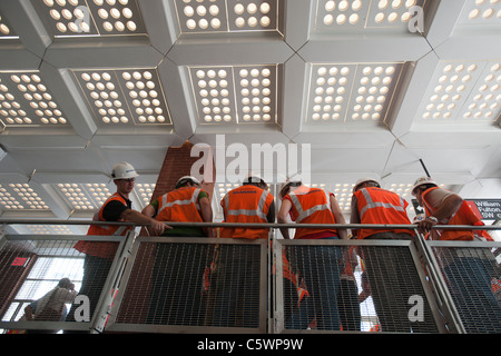 Arbeitnehmer für Skanska Bau darstellen, bei der Eröffnung der neuen u-Bahn-Eingang Stockfoto