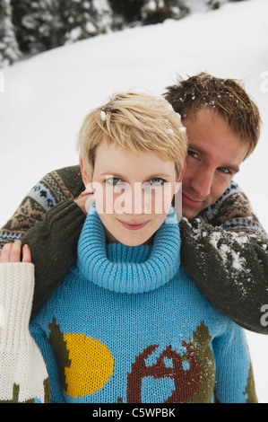 Junges Paar in Winterkleidung, Porträt Stockfoto