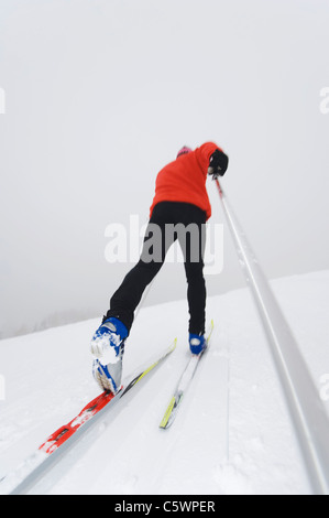 Italien, Südtirol, Langlaufen Mann, Rückansicht Stockfoto