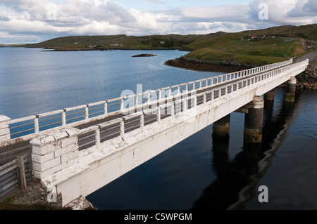 Die Brücke zwischen Great Bernera und der Isle of Lewis. Stockfoto