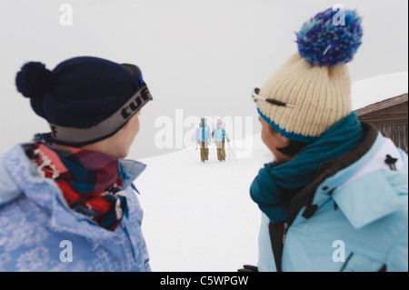 Italien, Südtirol, junge Menschen tragen Winterkleidung Stockfoto