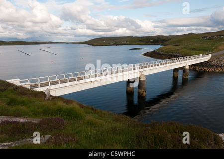 Die Brücke zwischen Great Bernera und der Isle of Lewis. Stockfoto