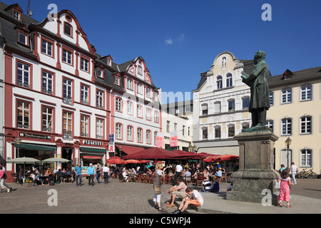 Jesuitenplatz Mit Denkmalstatue Johannes Peter Mueller in der Altstadt von Koblenz, Rheinland-Pfalz Stockfoto