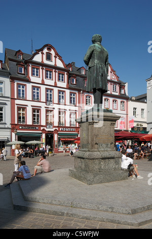 Jesuitenplatz Mit Denkmalstatue Johannes Peter Mueller in der Altstadt von Koblenz, Rheinland-Pfalz Stockfoto