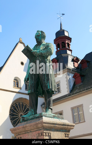 Denkmalstatue Johannes Peter Mueller Auf Dem Jesuitenplatz in der Altstadt von Koblenz, Rheinland-Pfalz Stockfoto