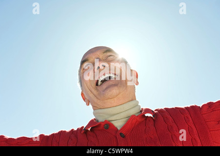 Italien, Südtirol, Seiseralm, Senior Mann lachen, niedrigen Winkel Ansicht, Porträt Stockfoto