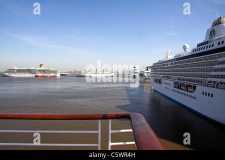 Kreuzfahrt Schiffe festgemacht an Vasilievsky Insel, St. Petersburg, Russland Stockfoto