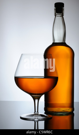 Studioaufnahme von Whiskeyflaschen und Gläser. Stockfoto