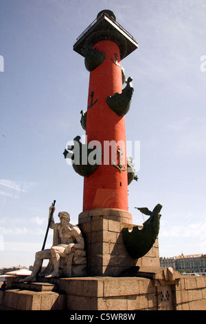 Einer der beiden Rostral Spalten, außerhalb der alten Börse, Vasilievsky Insel, Sankt Petersburg, Russland Stockfoto