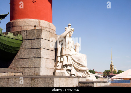 Einer der beiden Rostral Spalten, außerhalb der alten Börse, Vasilievsky Insel, Sankt Petersburg, Russland Stockfoto