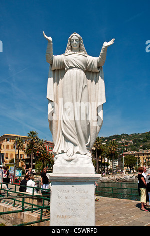 Das imposante weiße Marmorstatue von Santa Margherita am Ende der Mole, Santa Margherita Ligure, Italien Stockfoto